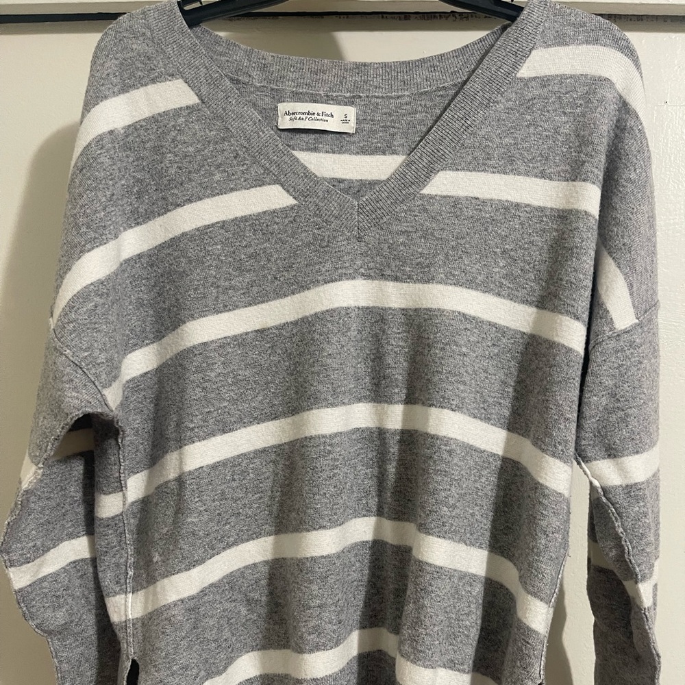 Abercrombie soft collection grey & white sweater